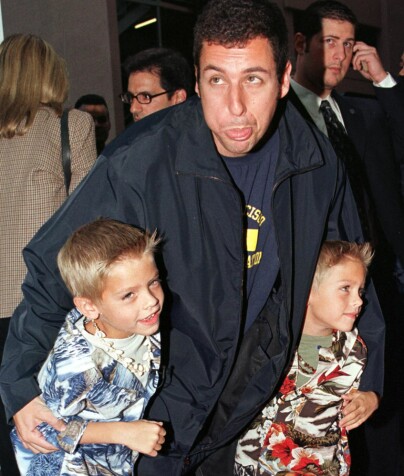 SAMME NUMMER SOM I 99: Adam Sandler med Cole og Dylan Sprouse. Foto: Fred Prouser / NTB Scanpix SAMME NUMMER SOM I 99: Adam Sandler med Cole og Dylan Sprouse. Foto: Fred Prouser / NTB Scanpix